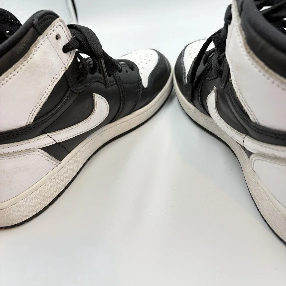 NIKE AIR JORDAN 1 RETRO HIGH OG‎ BLACK / WHITE FD1437 010-Youth Size 6Y Euc